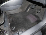 内装工程では、中古車を気持ちよくお乗りいただけるよう清掃しております。シートの洗浄はもちろん、ニオイの元となるフロアカーペットまで洗浄・消臭を実施。