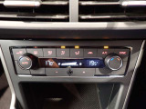 2ゾーンフルオートエアコンを装備。運転席と助手席、それぞれ独立して温度の設定ができます。