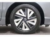 純正のホイールキャップが足元を飾ります!タイヤサイズは185/60R15です。