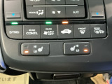 冷え込む朝や冬のドライブも、座面からじんわりと体温を伝えて温めてくれるシートヒーターです。エアコンの風が苦手な方にも優しく、寒い季節のお出かけを、ほっとするひとときに変えてくれる装備です。