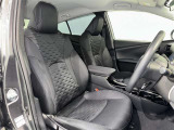 シックな色使いの運転席周りですね。すっきりとしたデザインで上品な色使いです。居心地の良い運転席、長く座ってられるリラックスできるデザインがいいですね。