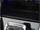 【ワイヤレス充電】ワイヤレス充電Qi規格に対応したスマートフォンなどの携帯機器を充電できます。