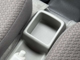 [ドリンクホルダー]お気に入りのドリンクを片手に、快適なドライブを♪500mlペットボトルも置けます!