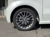ピューターグレーの純正15インチアルミホイール☆タイヤサイズは165/55R15です♪