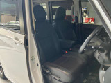 運転席、助手席です。座面も広くゆったりと座れてアームレストも付いているので重宝します。