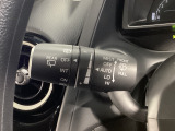 レバーをAUTOの位置にしているとき、レインセンサーが雨を感知すると、雨量に応じてワイパーが自動で作動してくれるオートワイパーを装備!設定変更で非作動にすると、間欠作動に固定されます。