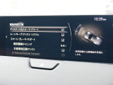 こちらのお車には先進安全装備が多数搭載されています。衝突被害を回避あるいは軽減するためのブレーキや、後方死角からの接近警報、車線逸脱を防止する警報装置など、詳しくはスタッフまでお尋ねください。