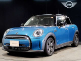 このヘッドライトは、赤ちゃんの可愛らしい目をモチーフしたものです。一方で、クロスオーバーのヘッドライトは、北欧の女性の切れ長の目をイメージしてデザインされています。