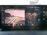 バック駐車する際に便利なバックカメラを搭載しています。障害物はもちろんのこと、子供が突然出てきても確認できる便利な機能です。