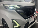 LEDライトは白色光で遠くまで明るく照らし、夜間の安全運転をサポートします