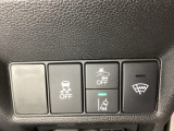 Hondaセンシング用の、VSA(ABS+TCS+横滑り抑制)解除と路外逸脱抑制機能のオンオフスイッチなどはハンドルの右側に装備しています。