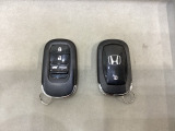 スマートキーを装備しています。鍵を差し込むことなくドアロックの開け閉めと、スタートボタン操作でのエンジンスタートができます。ボタン操作でトランクが開けられる電動テールゲートのボタンもついています。