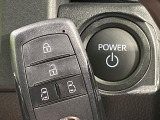 【スマートキー】カバンやポケットに入れたままでもドアの施錠・解錠が可能なスマートキーを装備。エンジンのオン・オフ時もカギを取り出す必要が無いからとっても便利です♪