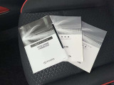 メンテナンスノート、取扱説明書です。 その車の整備記録が事細やかに記録されています。 車が生まれてから今までどのような道を歩んできたのか判るとても重要な物ですよ。