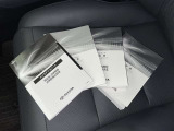 メンテナンスノート、取扱説明書ですね。 車の情報が凝縮されています。 車の整備記録が記載されている大事な物ですよ。
