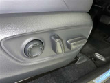 パワーシート搭載。微妙な調整が手軽にでき、ピッタリのポジションで運転することが可能です。
