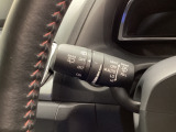 レバーをAUTOの位置にしているとき、レインセンサーが雨を感知すると、雨量に応じてワイパーが自動で作動してくれるオートワイパーを装備!設定変更で非作動にすると、間欠作動に固定されます。
