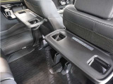 ◆シートバックテーブル◆フロントシートの背面に後席用のテーブルがついています。小物が置けて!カップホルダーもあります、ドライブ中や休憩時にも便利なテーブルです。