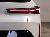 スタイリッシュに研ぎ澄まされたリアビュー。LEDライトがより引き締まったスタイルを実現。急ブレーキ時にはハザードランプ自動点灯し後続車への注意を促します。