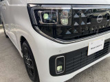 LEDヘッドランプ:ハロゲンランプの約2倍の光量でより明るく遠くを照らし、夜間走行時の視認性を高めます。