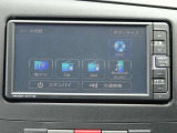 純正オプションのフルセグTVナビ付です。フルセグテレビ視聴、CD・DVD再生等が可能です。Bluetooth機能も付いておりますので、通話やスマートフォンから音楽を楽しめます。バックカメラ付。
