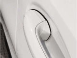 コーナーセンサーが搭載しておりますので、車庫入れの際など、障害物の接近を音で知らせます。