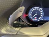 ステアリングベースに固定された大型のパドルシフト
