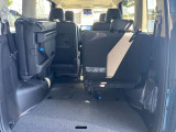 後席シートが左右に跳ね上がって、大きな荷物を積む事もできちゃうんです。キャンプやバーベキューなどレジャーが楽しみです!