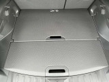 リヤ荷室には、二段(床下)収納もあります。