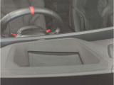 【ヘッドアップディスプレイ】現在の車速表示や目的地へのルート案内やメディア関連のリストを表示する事が可能です。視線移動を減らす事によりドライブに集中して頂けます。
