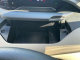 運転席アッパーボックス/小物などの収納に、お使いください。
