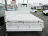 片側だけ開いて素早く荷物を取り出せます。