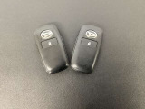 【キーフリーシステム&エンジンスタートシステム】専用キーを携帯していれば、リクエストスイッチにタッチするだけでロック・アンロックが出来ます。エンジンをかける時はエンジンスタートボタンを押すだけ!