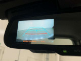 バックモニターが内蔵されています。車両後方の確認が可能。駐車時の目安となる固定ガイド線が表示されます。