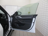 BMWはすべての窓がオートウインドウで操作できます。ドアミラーも電動での格納はもちろん、後退時には助手席ミラーが下を向く機構が備わっています。