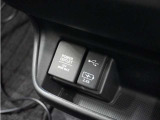 ◆12V電源ソケット◆スマートフォンの充電等にも便利な電源ソケット!使いやすい場所に装備されています。