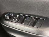 格納式リモコンドアミラーと、パワーウィンドウマスタースイッチです。車内の換気も運転席から簡単に行えます。