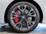 BMWの純正アロイホイールは軽量かつ強度にも優れているホイールで走行性能を引き上げる設計になっております。足元にもBMWは妥協がなくこだわっている個所になります。