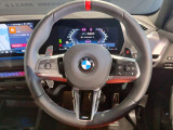 【ハンドル】ドライバーとBMW車の一体感がダイレクトに伝わるステアリングホイール。形状・太さへの拘りに加えて、操作性を高める為にスイッチ類も配置。クイックかつ安定のドライビングを体感下さい!