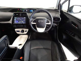 革巻き(合皮製)ステアリングで快適な操作性の運転席です。