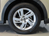純正のアルミホイール装着車です。タイヤサイズは195/65R16です。