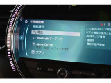 もはやMINI標準搭載とも言える、デザインアイコンの一つでもあるカーナビは各種設定から情報、マルチメディアまで、可愛らしい見てくれで多機能な装備の一つです。