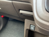 センターコンソールにはドリンクホルダーを装備!休憩中も運転中も重宝します。小物も置けますので使い方は様々です。ぜひ使いこなして快適なドライブをお楽しみくださいませ。