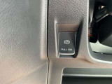 電動パーキングブレーキは、従来の足踏み式に比べ、しっかりと車をホールドしてくれるので安心です。女性の方には特に安心いただける装備です
