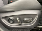 運転する時はドライビングポジションが気になりますよね。パワーシートで座席位置の微調整もしっかりできます。高級感がある装備としても人気があります。