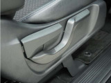 ◆シートハイトアジャスター◆運転席を上下に高さ調節ができます!運転ポジションを体格に合わせてシート調整できます。