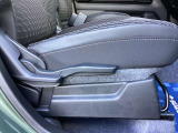 運転席にはシート座面の高さを調整するハイトアジャスターが付いています。
