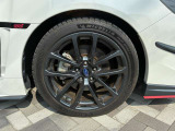 右前 タイヤはミシュラン パイロットスポーツ5です。 タイヤサイズは245/40R18です。