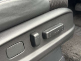 運転席側の電動シート操作部です。