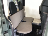 後席はワークスタイルに合わせて作業空間をアレンジします。左右分割で収納でき、段差のないフラットな荷室スペースを作り出すシートです。